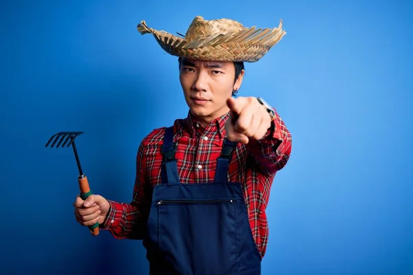 Young Handsome Chinese Farmer Man Wearing Apron Straw Hat Holding — Stock Photo, Image