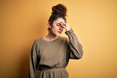 Kıvırcık saçlı, piercingli, sıradan bir elbise giyen, burnu ve gözleri ovuşturan, yorgun ve başı ağrıyan genç, güzel esmer bir kadın. Stres ve hüsran kavramı.