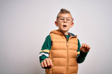 Mavi gözlü, kışlık paltolu, gözlüklü, korku ifadesinden korkan, dehşete düşmüş küçük beyaz bir çocuk. El kol hareketi yapmayı kes, şok içinde bağır. Panik konsepti.