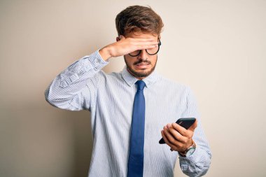 Genç iş adamının beyaz arka plan üzerinden akıllı telefon kullanması el ele, utanç ve şaşkınlık dolu, sinirli ve hayal kırıklığına uğramış yüzlerle strese girdi. Hata için korku ve üzüntü.