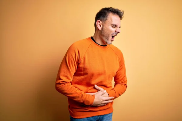 Homem Bonito Jovem Vestindo Camisola Casual Laranja Sobre Fundo Amarelo — Fotografia de Stock