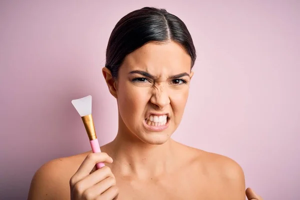 Joven Hermosa Chica Aplicando Cosmética Usando Espátula Sobre Fondo Rosa —  Fotos de Stock