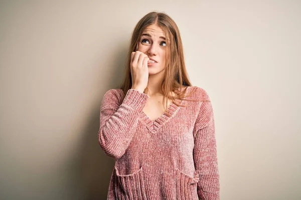 Joven Hermosa Pelirroja Vistiendo Suéter Casual Rosa Sobre Fondo Blanco —  Fotos de Stock