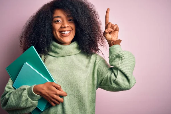 Ung Afrikansk Amerikansk Student Kvinna Med Afro Hår Läsa Böcker — Stockfoto