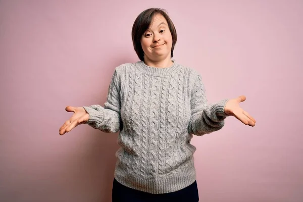 Młoda Kobieta Zespołem Downa Nosząca Luźny Sweter Odosobnionym Tle Bez — Zdjęcie stockowe