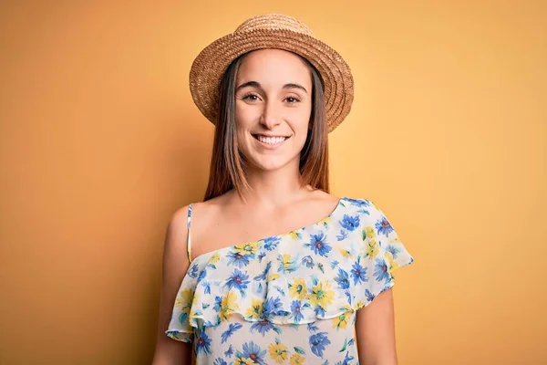 Wanita Cantik Muda Mengenakan Kaos Santai Dan Topi Musim Panas — Stok Foto