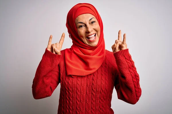 Жінка Середнього Віку Брюнетка Мусульманському Традиційному Хіджабі Над Ізольованим Білим — стокове фото