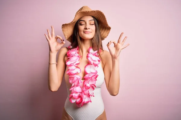 Young Beautiful Brunette Woman Vacation Wearing Swimsuit Hawaiian Flowers Lei — Stock Photo, Image