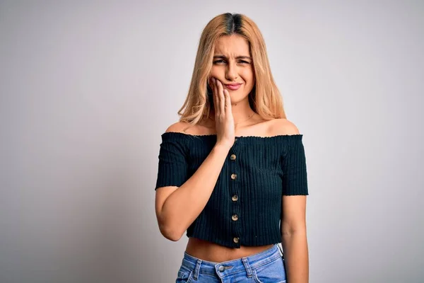 Junge Schöne Blonde Frau Lässigem Shirt Das Über Isoliertem Weißem — Stockfoto