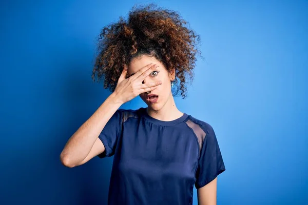 Jonge Mooie Vrouw Met Krullend Haar Piercing Dragen Casual Blauw — Stockfoto