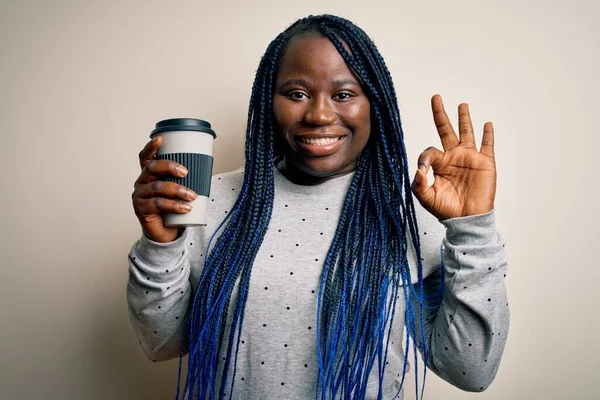 Fiatal Afro Amerikai Plusz Méret Fonat Ivás Csésze Elvitelre Kávé — Stock Fotó