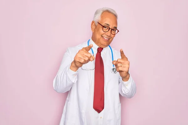 Steteskop Takan Orta Yaşlı Kır Saçlı Doktor Profesyonel Sağlık Önlüğü — Stok fotoğraf