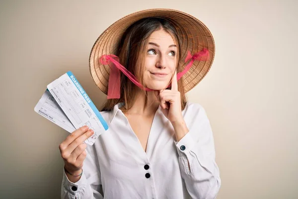 Joven Hermosa Pelirroja Turista Vistiendo Asiático Tradicional Sombrero Sosteniendo Tarjeta —  Fotos de Stock