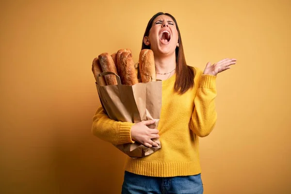 Joven Mujer Hermosa Sosteniendo Una Bolsa Pan Fresco Saludable Sobre —  Fotos de Stock