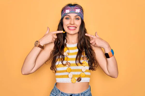 Joven Mujer Hippie Hermosa Con Ojos Azules Con Accesorios Gafas —  Fotos de Stock