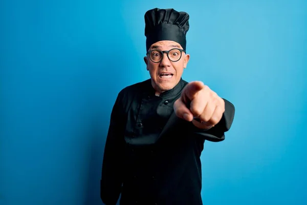 Edad Media Guapo Hombre Pelo Gris Chef Con Uniforme Cocina —  Fotos de Stock