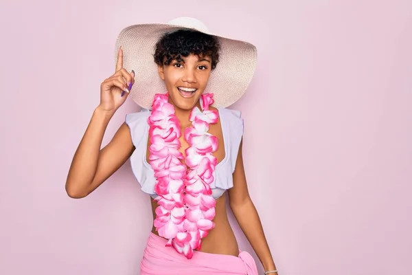 Ung Vacker Afrikansk Turist Kvinna Bär Bikini Och Hawaiian Lei — Stockfoto