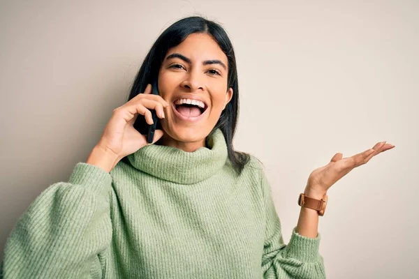 Mladá Krásná Hispánská Žena Která Povídá Smartphonu Velmi Šťastná Vzrušená — Stock fotografie