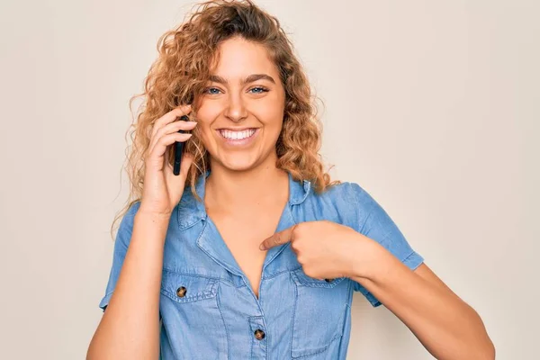 Jong Mooi Blond Vrouw Met Blauwe Ogen Hebben Gesprek Praten — Stockfoto