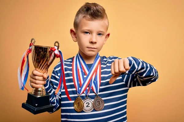 Küçük Beyaz Çocuk Madalya Takıyor Sarı Arka Planda Zafer Ödülü — Stok fotoğraf