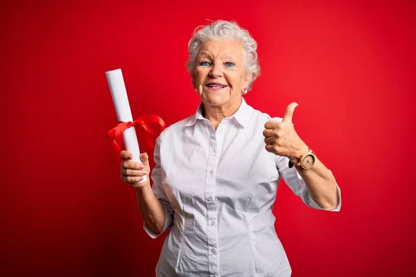 Senior Hermosa Estudiante Mujer Sosteniendo Diploma Pie Sobre Fondo Rojo — Foto de Stock