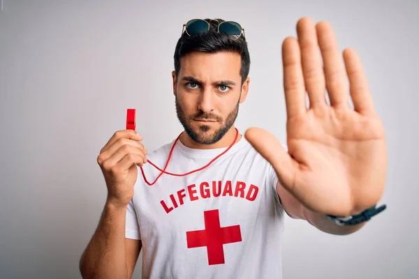 Jovem Nadador Salvador Com Barba Vestindo Camiseta Com Cruz Vermelha — Fotografia de Stock