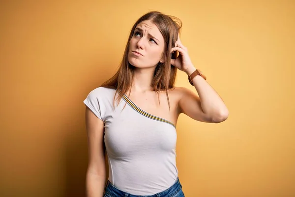 Ung Vacker Rödhårig Kvinna Bär Casual Shirt Över Isolerad Gul — Stockfoto