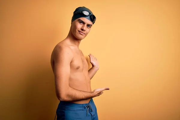 Joven Hombre Guapo Sin Camisa Con Traje Baño Gorra Baño — Foto de Stock