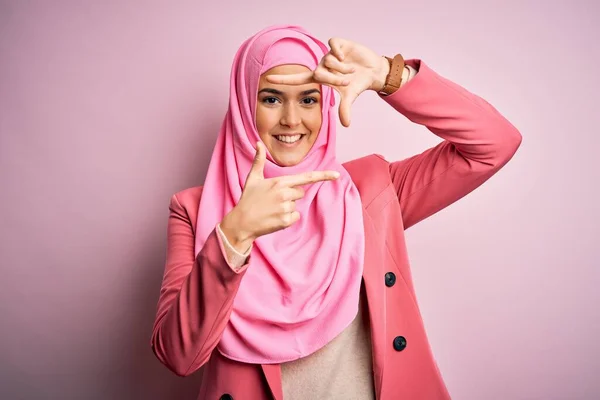 Junges Schönes Mädchen Muslimischem Hijab Das Vor Isoliertem Rosa Hintergrund — Stockfoto