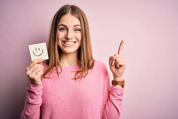 Jonge Mooie Roodharige Vrouw Houden Herinnering Papier Met Glimlach Emoji — Stockfoto