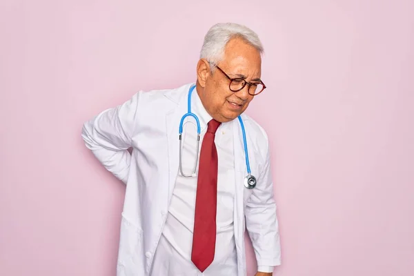Średnim Wieku Starszy Siwowłosy Lekarz Noszący Stetoskop Profesjonalny Płaszcz Medyczny — Zdjęcie stockowe