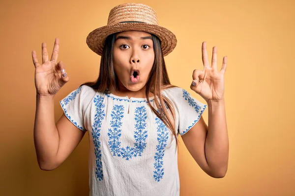 Junge Schöne Asiatische Mädchen Lässigem Shirt Und Hut Die Vor — Stockfoto