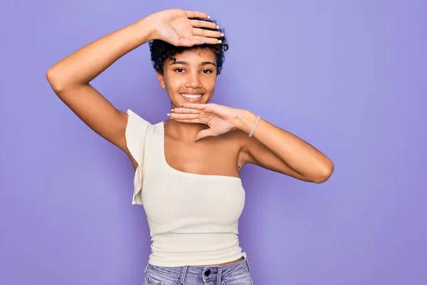 Jovem Mulher Afro Americana Africana Bonita Vestindo Shirt Casual Sobre — Fotografia de Stock