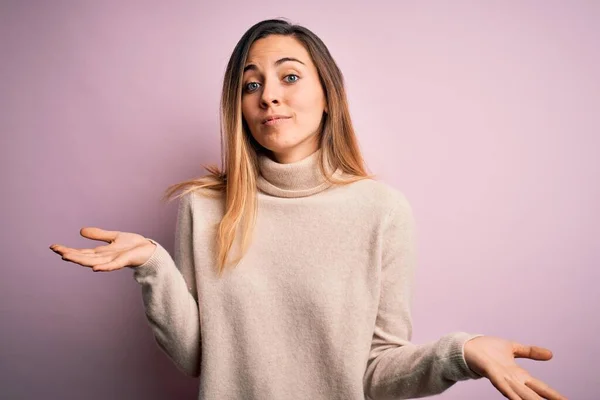 Bella Donna Bionda Con Gli Occhi Azzurri Che Indossa Maglione — Foto Stock