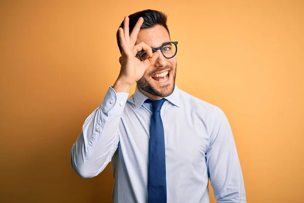 Joven Hombre Negocios Guapo Con Corbata Gafas Pie Sobre Fondo —  Fotos de Stock