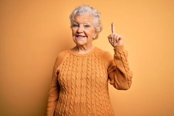 Senior Bella Donna Dai Capelli Grigi Indossa Maglione Casual Sfondo — Foto Stock