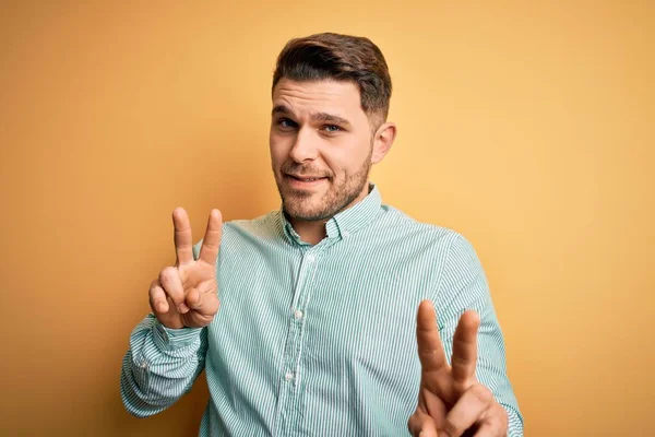 Joven Hombre Negocios Con Ojos Azules Con Elegante Camisa Verde — Foto de Stock