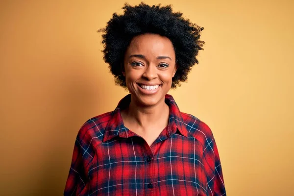 Молодая Красивая Афро Американка Вьющимися Волосами Повседневной Рубашке Счастливой Прохладной — стоковое фото