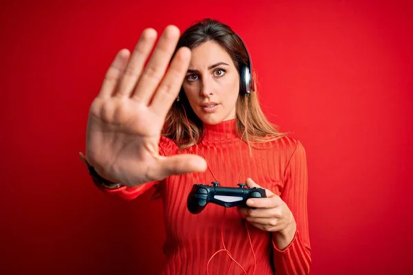 Joven Hermosa Morena Gamer Mujer Jugando Videojuego Usando Alegre Auriculares — Foto de Stock