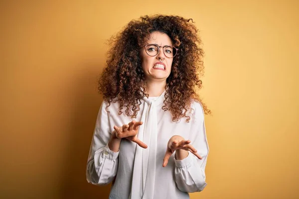 Jonge Mooie Brunette Vrouw Met Krullend Haar Piercing Dragen Shirt — Stockfoto