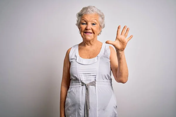 Senior Krásná Šedovlasá Žena Sobě Ležérní Letní Šaty Přes Bílé — Stock fotografie