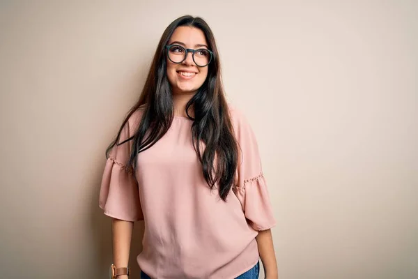 Joven Morena Elegante Mujer Con Gafas Sobre Fondo Aislado Mirando —  Fotos de Stock
