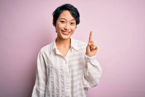 Młoda Piękna Azjatycka Dziewczyna Luźnej Koszuli Stojącej Nad Odizolowanym Różowym — Zdjęcie stockowe