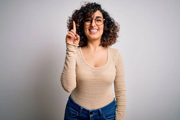 Jong Mooi Krullend Arabisch Vrouw Dragen Casual Shirt Bril Witte — Stockfoto