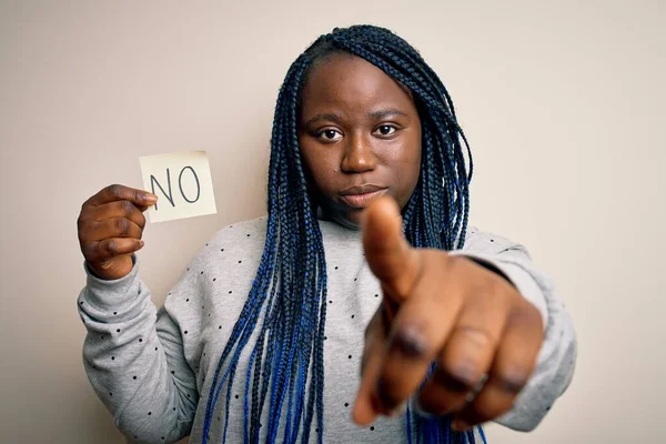 Jonge Afro Amerikaanse Size Vrouw Met Vlechten Vasthouden Herinnering Papier — Stockfoto