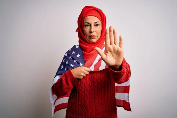 Патриотичная Женщина Средних Лет Носит Традиционный Мусульманский Хиджаб Флагом Сша — стоковое фото