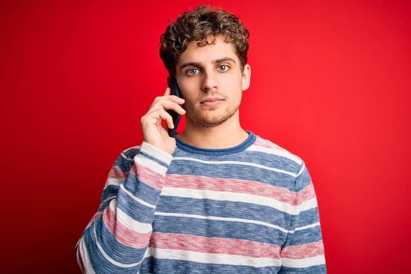 Sarışın Kıvırcık Saçlı Genç Bir Adam Akıllı Telefonuyla Konuşuyor Akıllı — Stok fotoğraf