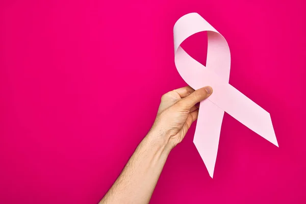 在孤立的背景下 男人的美丽手握粉红的癌症彩带符号 — 图库照片
