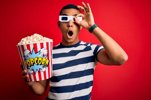 Jovem Homem Afro Americano Bonito Assistindo Filme Usando Óculos Comendo — Fotografia de Stock