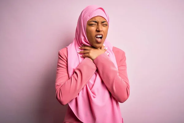 Junge Afroamerikanische Afroamerikanerinnen Die Muslimischen Hijab Über Isoliertem Rosa Hintergrund — Stockfoto